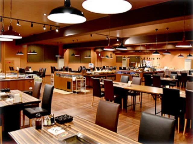 メインの仕事場は全128席の広いバイキングレストラン！！料理は40品目以上にのぼります！！