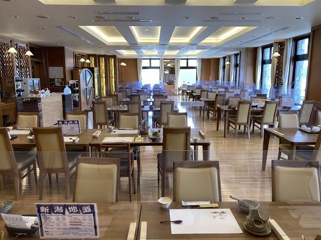 光が差し込むレストランにてお食事を提供しております！