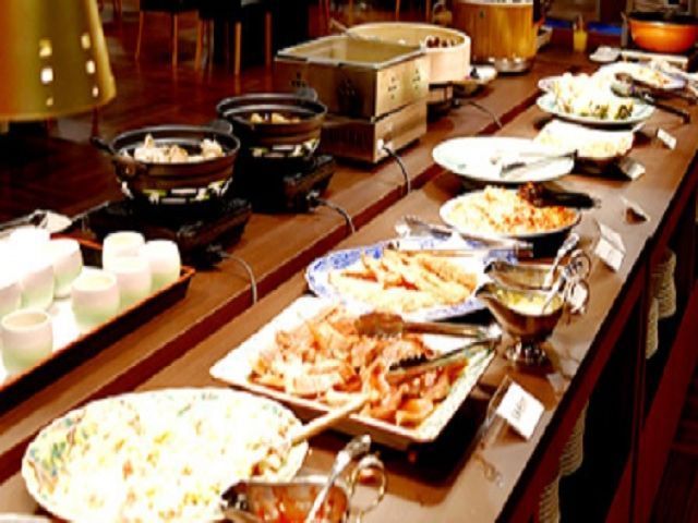 バイキング料理は40品目以上！いろんな食材に触れられるチャンスです！特に海鮮系が有名です！