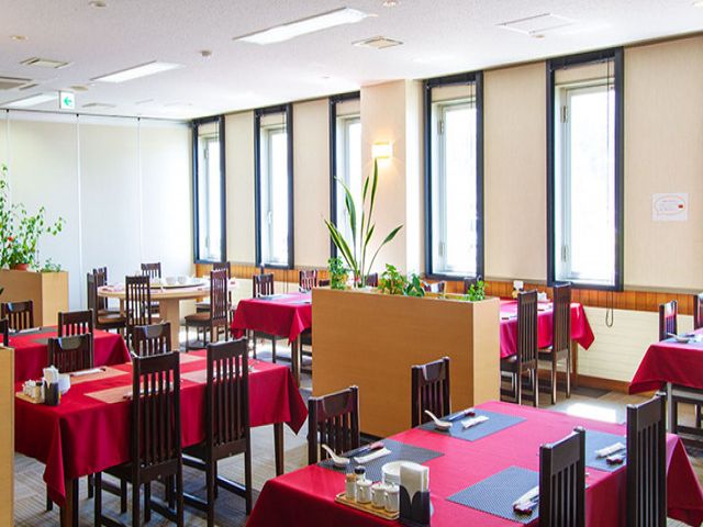 店内はテーブル席8席、円卓個室が2室あります！