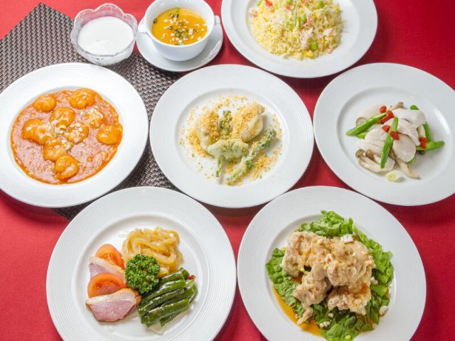 ランチ、ディナーそれぞれコース料理の配膳です(^^)/