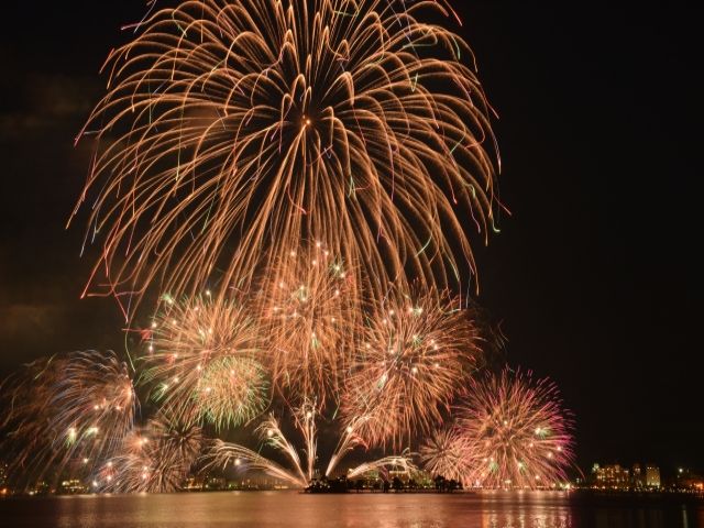 10月下旬までは湖畔に毎日花火が上がります！