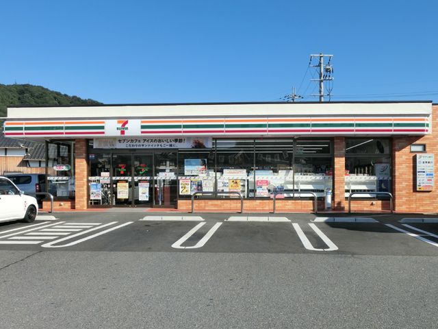 信楽駅周辺にはコンビニ、スーパー、ドラッグストアがございます。