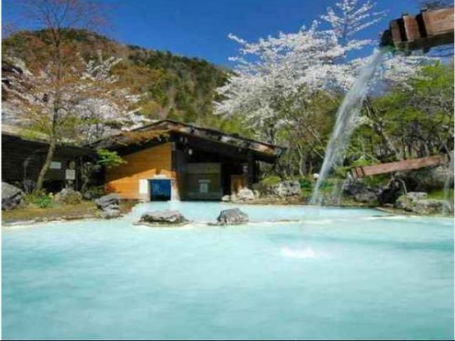 自慢のお風呂は驚くほど綺麗な色してます！！
温泉ファンが全国から来るほどの有名な温泉です！