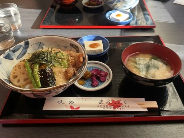 かっぱめし！河口湖にまつわるカッパ伝説にちなんで富士河口湖名物開発委員会が考案した料理です