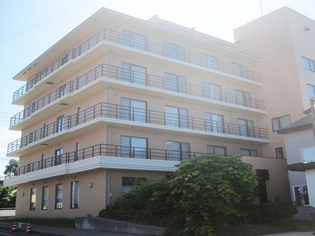 利尻島の市街地にある50部屋ほどのホテルです。