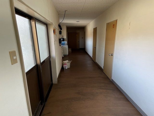 寮の廊下です！共同スペースに洗濯機やミニキッチンもあるのでご使用いただけます。