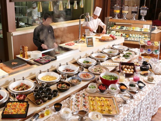 洋食バイキングのお仕事です。
料理もおいしいと有名です☆