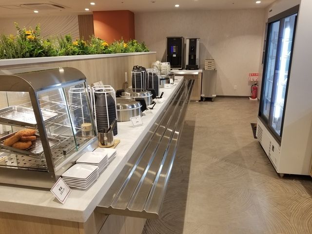 食事は３食日替わりメニューから選べます♪食堂もカフェのようにオシャレで綺麗です！