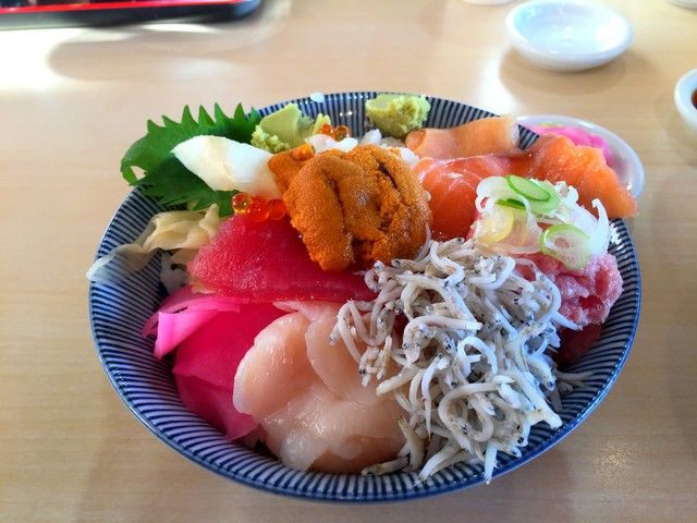休日には観光に行って美味しいグルメを食べよう♪