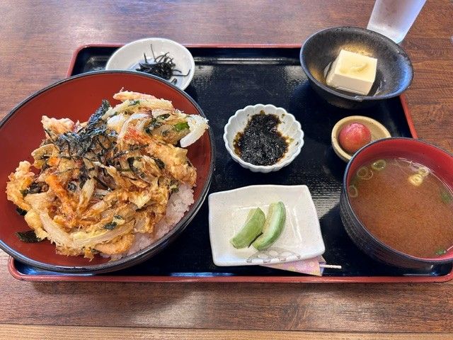 島には美味しい定食屋さんがあります！
※現金払いになります。