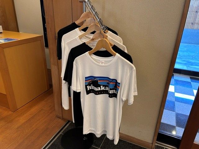 このようなTシャツを借りて勤務します！
オシャレで可愛いですよ～☆