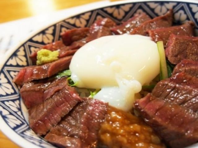 赤牛丼が有名です！お休み日は是非行ってみてください♪