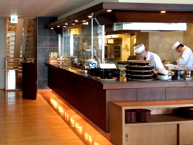 幅広い年齢層の方が勤務され職場環境グッドです☆
海外のお客様も沢山お越しになります。