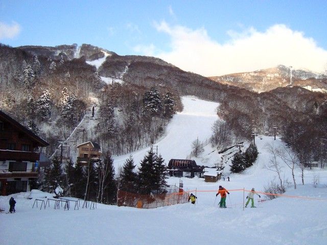 寮の目の前は広いゲレンデ。どこから滑るか迷っちゃいます★