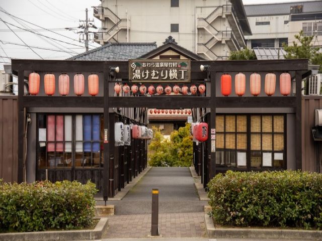 駅前には屋台があります。駅から徒歩5分です。