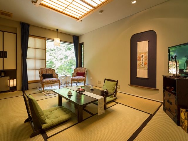 客室からは渓流沿いの美しい景観を眺められます