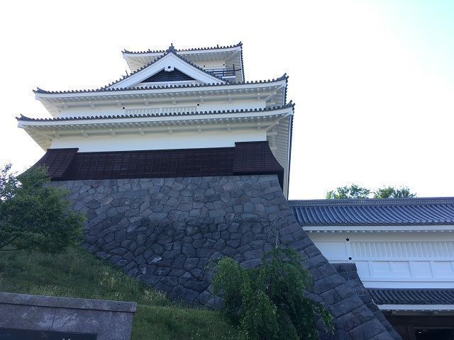 上山城天守閣です。かみのやま温泉の中でも目立つ天守閣です。別名は月岡城といわれております。
