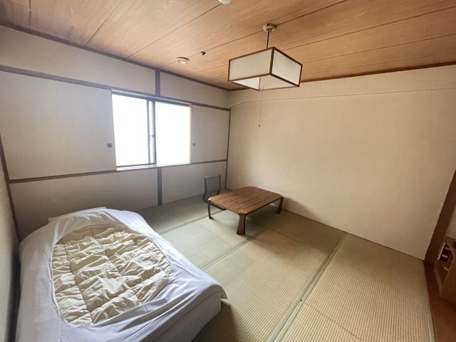 館内寮の個室で通勤楽々。