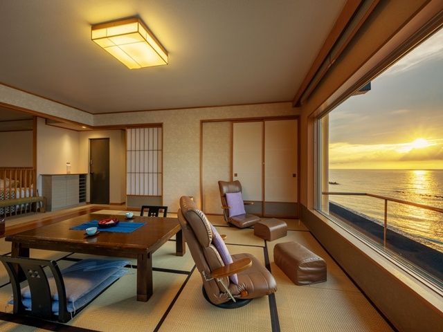 食事のお供は海の絶景♪