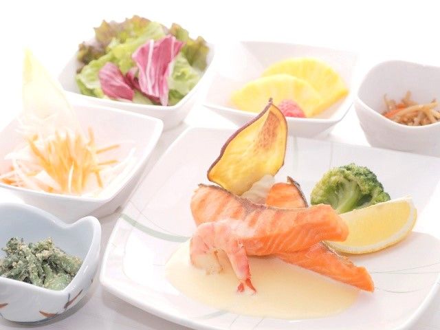 朝・夜食はバイキング、昼食はアラカルトのレストラン