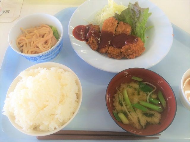 従業員食堂は低価格でおいしいと好評。日替わり定食や麵類があります。