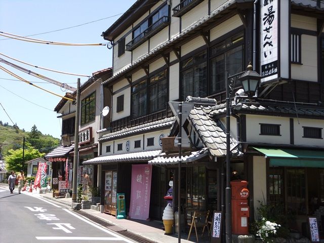 明治～昭和初期に外国人避暑地として発展。静かで落ち着いた大人の温泉地です。