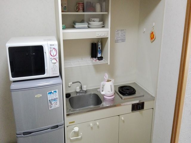 お部屋内に電子レンジ・冷蔵庫・洗濯機などあります。
ミニキッチンもあり、自炊できます。