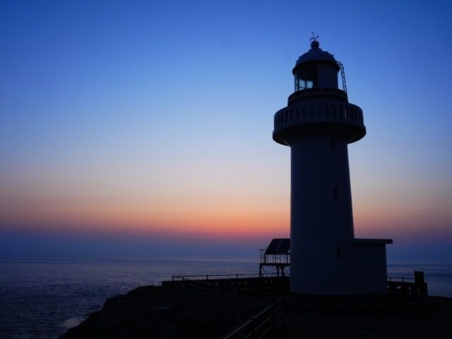 白い灯台と青い海のコントラストが美しく。九州で最も遅い時間に夕日が沈む場所です。