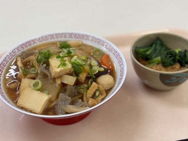目の前には従業員食堂もあります！