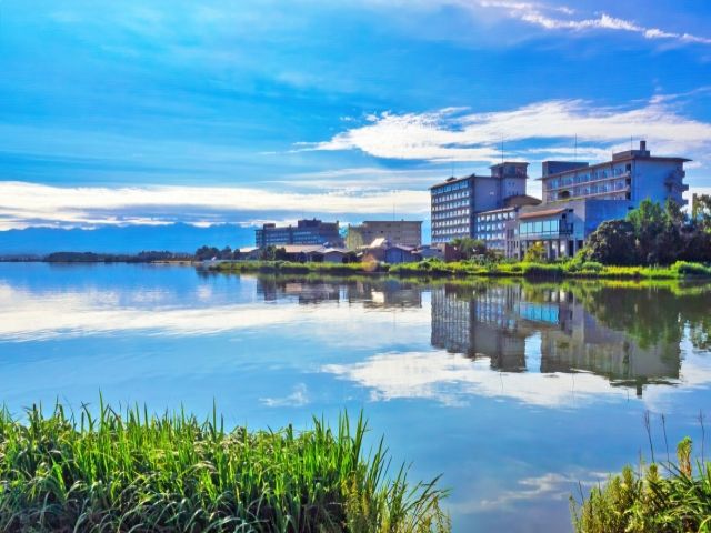 湖のそばで癒しの環境です！