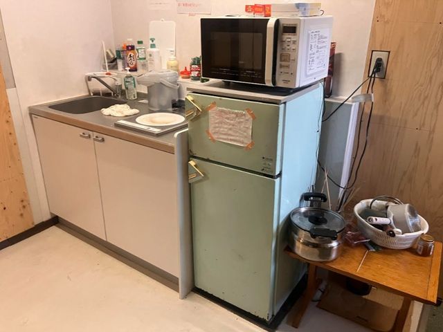 部屋からすぐに共同のキッチンもあります。
電子レンジなどもあります。