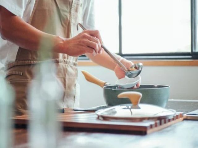 食事は、自炊かスーパーで購入頂きます。