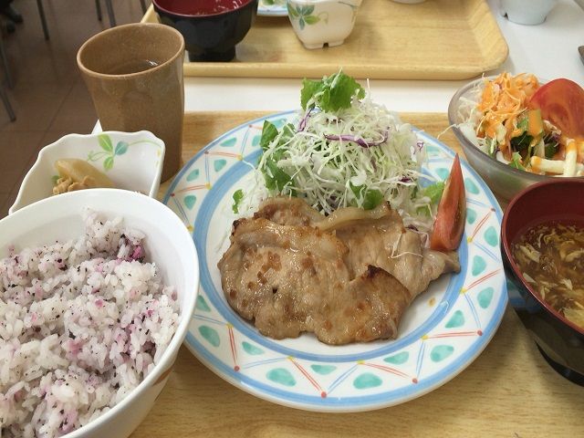 従業員食堂にて3～4種類前後より選べるタイプになってます!!毎日温かいご飯が食べられる★☆