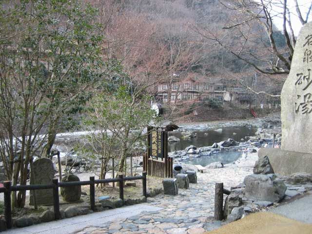 山と川に囲まれた自然豊かな温泉地です。