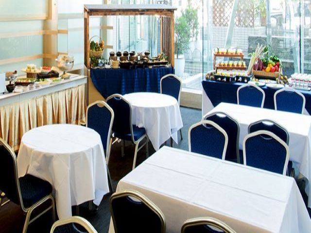 和食・洋食が楽しめるバイキング会場でのお仕事です。