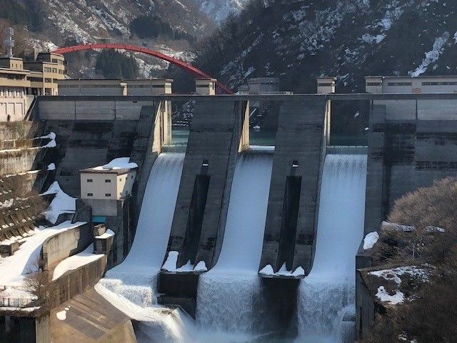 近くには迫力があるダムもあります！
