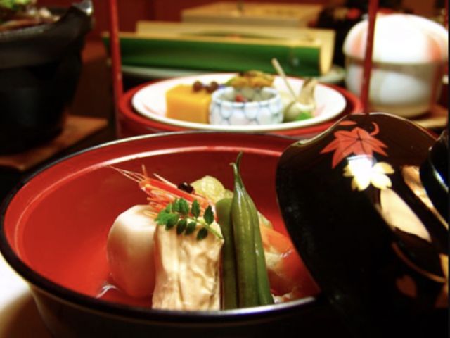 朝夜和懐石料理を作っていただきます。
20代～30代が多い職場です！