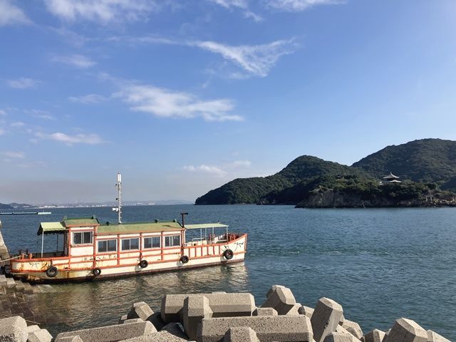 港から船で5分の距離です。