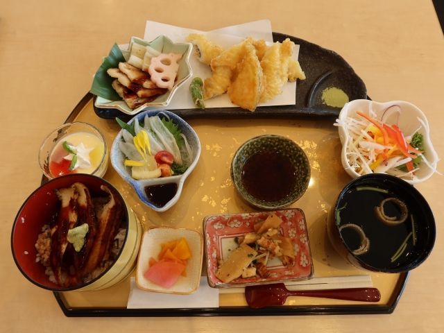 ☆名物料理☆アナゴ丼いかがですか？