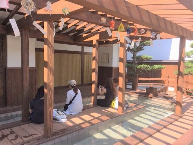 寮の周辺は足湯やお洒落なカフェ、売店、コンビニ等があります♪