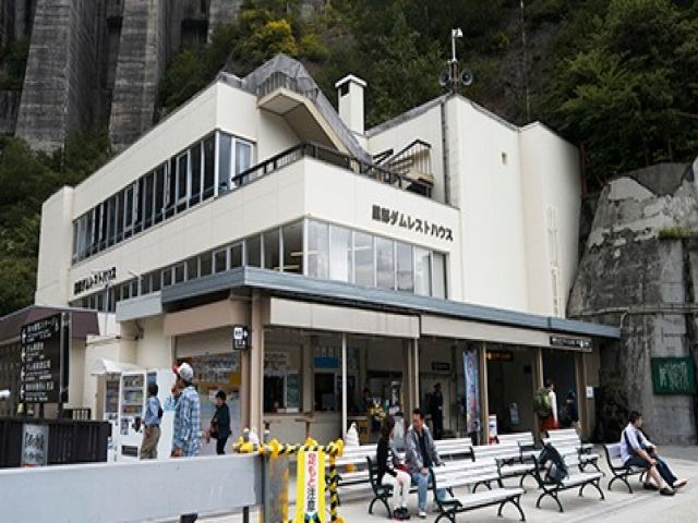 レストハウスや駅の中のトイレ掃除やゴミ回収、清掃をしていただきます。