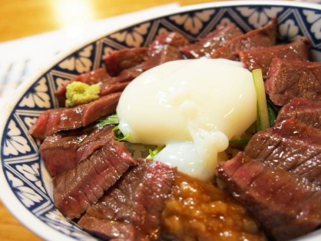 赤牛丼が有名です！お休み日は是非行ってみてください♪