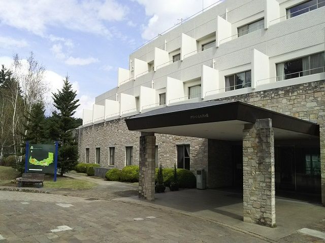 八ヶ岳の高原にたたずむ綺麗な宿舎