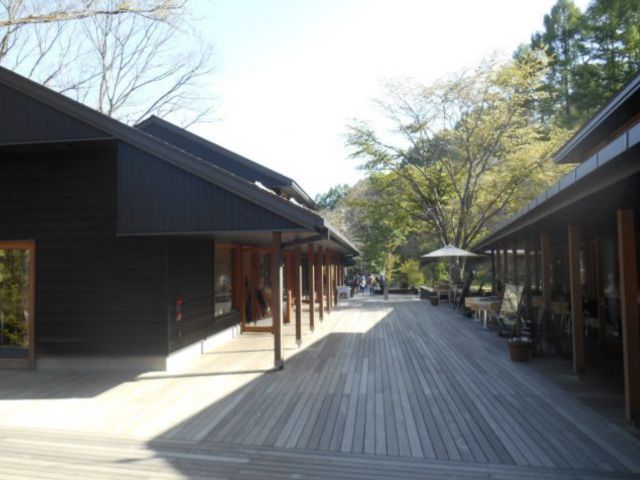 休日は軽井沢の有名観光地「ハルニレテラス」でランチやお買い物もいいですよ～！