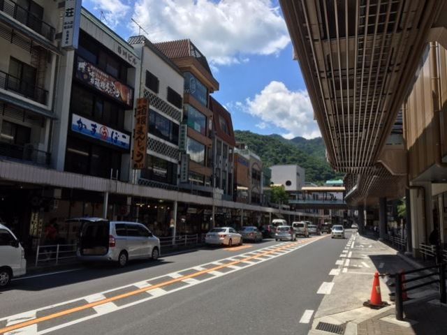 駅の近くにはお土産屋さんが充実してます！
