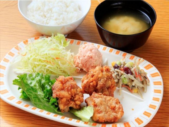 従業員食堂の利用やバイキングメニューが食べられます！好評です。