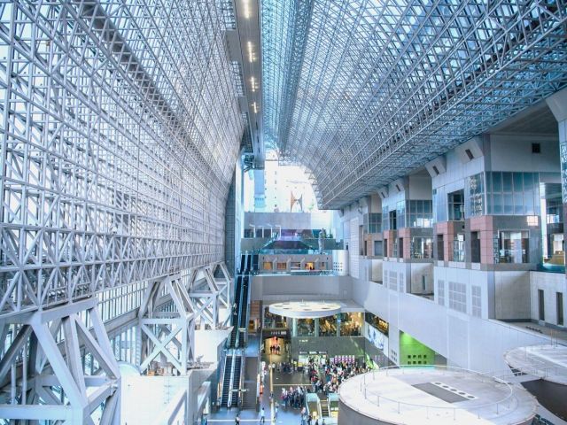 開放的な京都駅。京都駅まで電車で40分なので市内観光も楽しめます!!