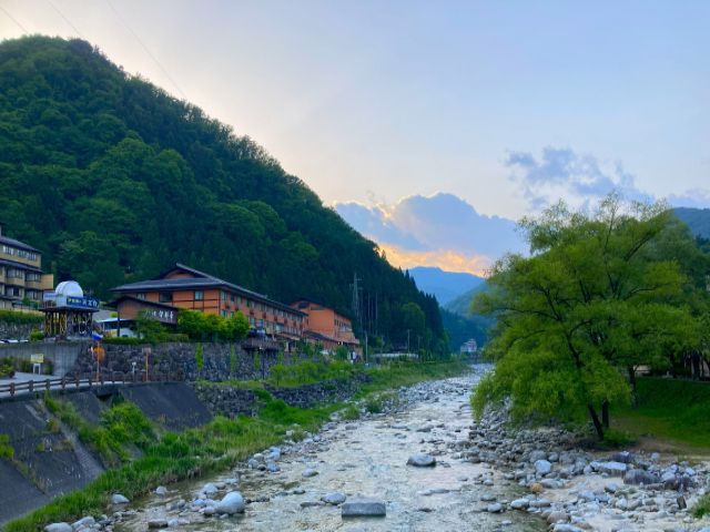 春は「花桃の里」、夏は新緑、秋は紅葉、冬は澄んだ星空と雪景色、一年を通じて豊かな自然を満喫