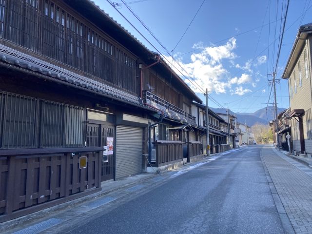 阿智川沿いに旅館やホテルが並ぶ山あいの温泉郷で、賑やかすぎず、ゆったりとした雰囲気です